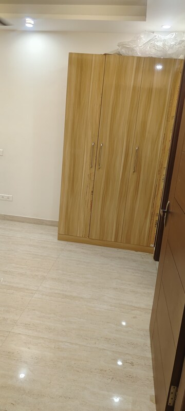 Room in 3 BHK Builder Floor at Sector 57 – for Rent