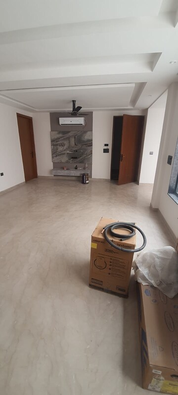Room in 3 BHK Builder Floor at Sector 57 – for Rent