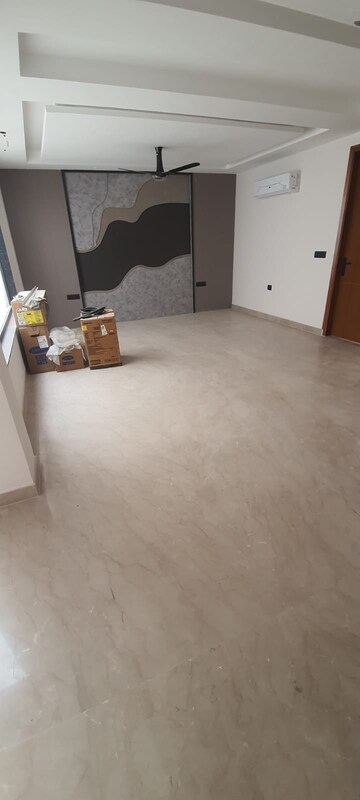 Room in 3 BHK Builder Floor at Sector 57 – for Rent