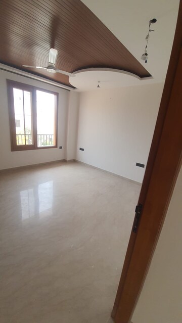 Room in 3 BHK Builder Floor at Sector 57 – for Rent