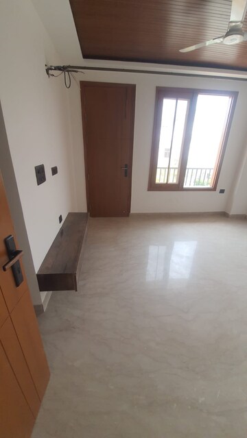 Room in 3 BHK Builder Floor at Sector 57 – for Rent