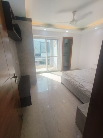 Room in 3 BHK Builder Floor at Sector 52 – for Rent
