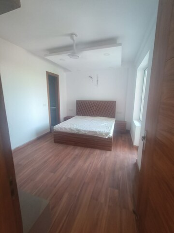 Room in 3 BHK Builder Floor at Sector 52 – for Rent