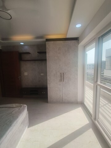 Room in 3 BHK Builder Floor at Sector 52 – for Rent