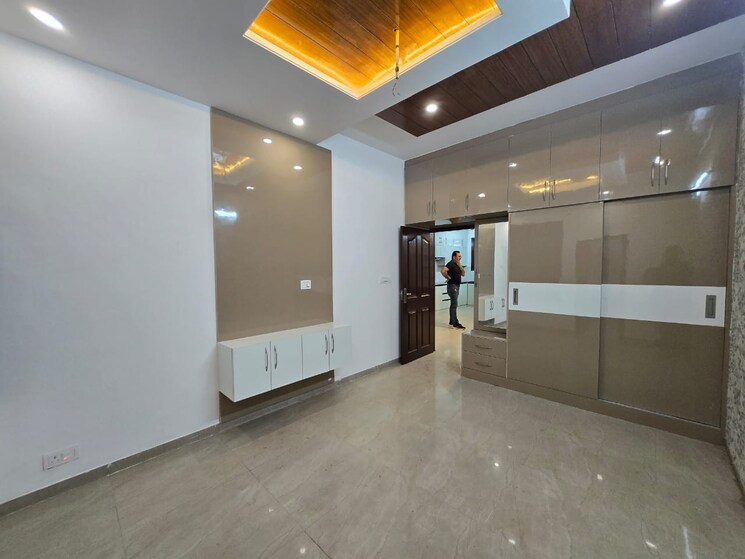 Room, pir machalla 3 Bedroom 150 Sq.Yd. Apartment In Pir Machalla Zirakpur 8806069