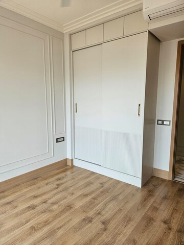 Room in 4 BHK Builder Floor at DLF The Grove, Sector 54 – for Rent