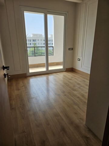 Room in 4 BHK Builder Floor at DLF The Grove, Sector 54 – for Rent