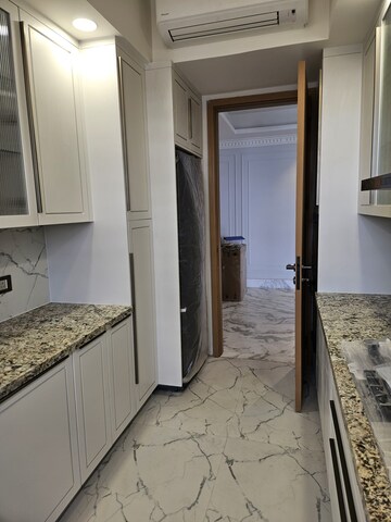 Building Lobby in 4 BHK Builder Floor at DLF The Grove, Sector 54 – for Rent