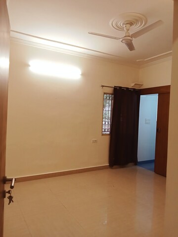 Room in 3.5 BHK Apartment at DDA Rosewood Apartments, Vasant Kunj – for Rent
