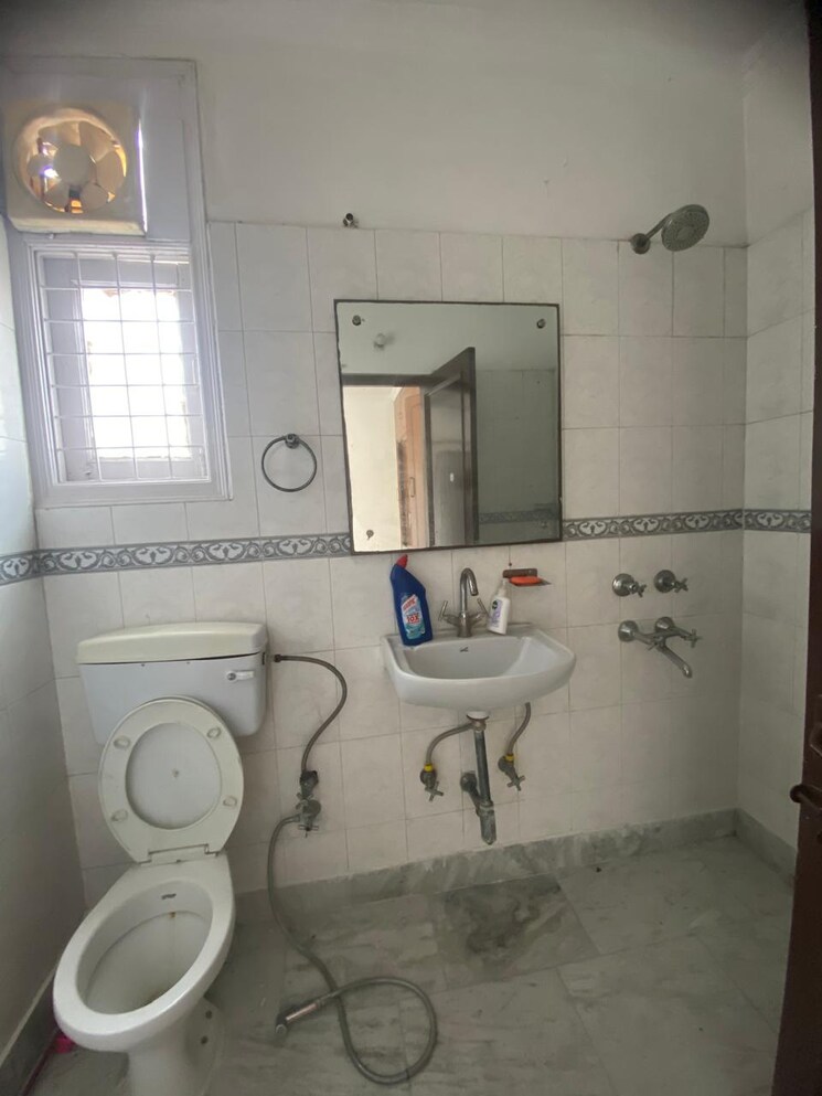 Bathroom, malviya nagar 2 Bedroom 100 Sq.Yd. Builder Floor In Malviya Nagar Delhi 8806340