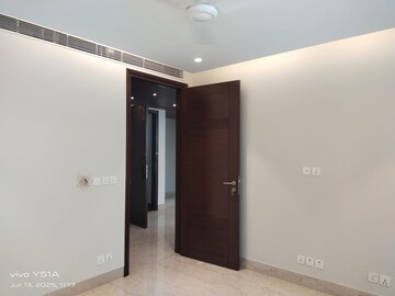 Room in 4 BHK Apartment at Vasant Vihar – for Rent