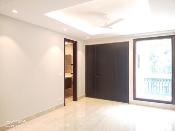 Room in 4 BHK Apartment at Vasant Vihar – for Rent