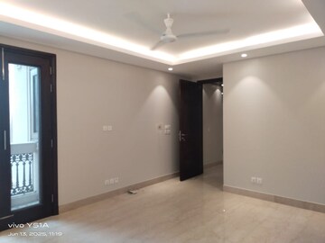 Room in 4 BHK Apartment at Vasant Vihar – for Rent