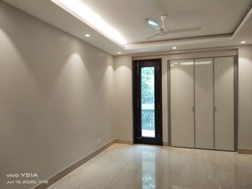 Room in 4 BHK Apartment at Vasant Vihar – for Rent