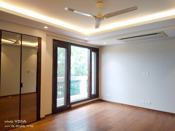 Room in 4 BHK Apartment at Vasant Vihar – for Rent