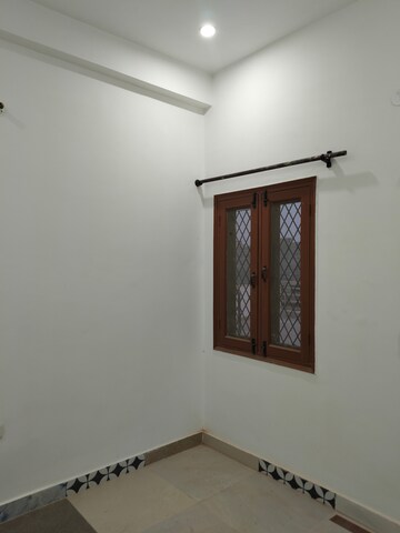 Room in 1 BHK Independent House at Noida Central – for Rent