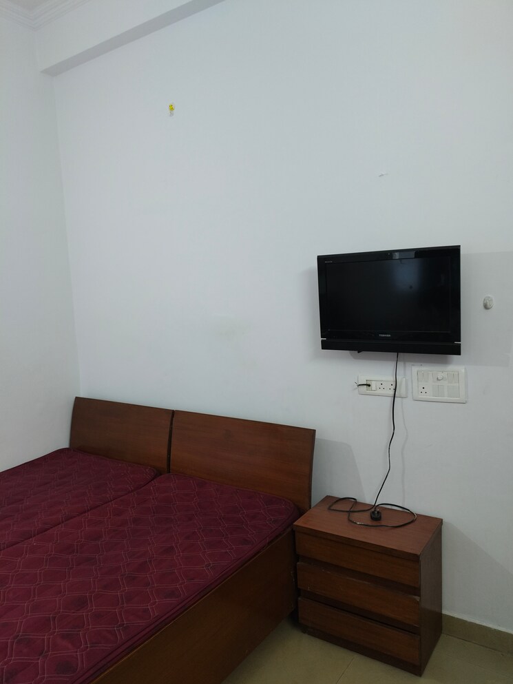 Room, sector 26 1 RK 1400 Sq.Ft. Independent House In Sector 26 Noida 8806800