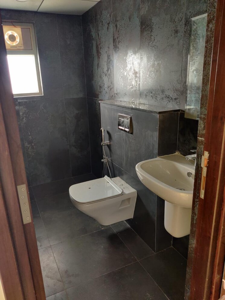 Bathroom, niharika-skyline 3 Bedroom 2105 Sq.Ft. Apartment In Khajaguda Hyderabad 8806738