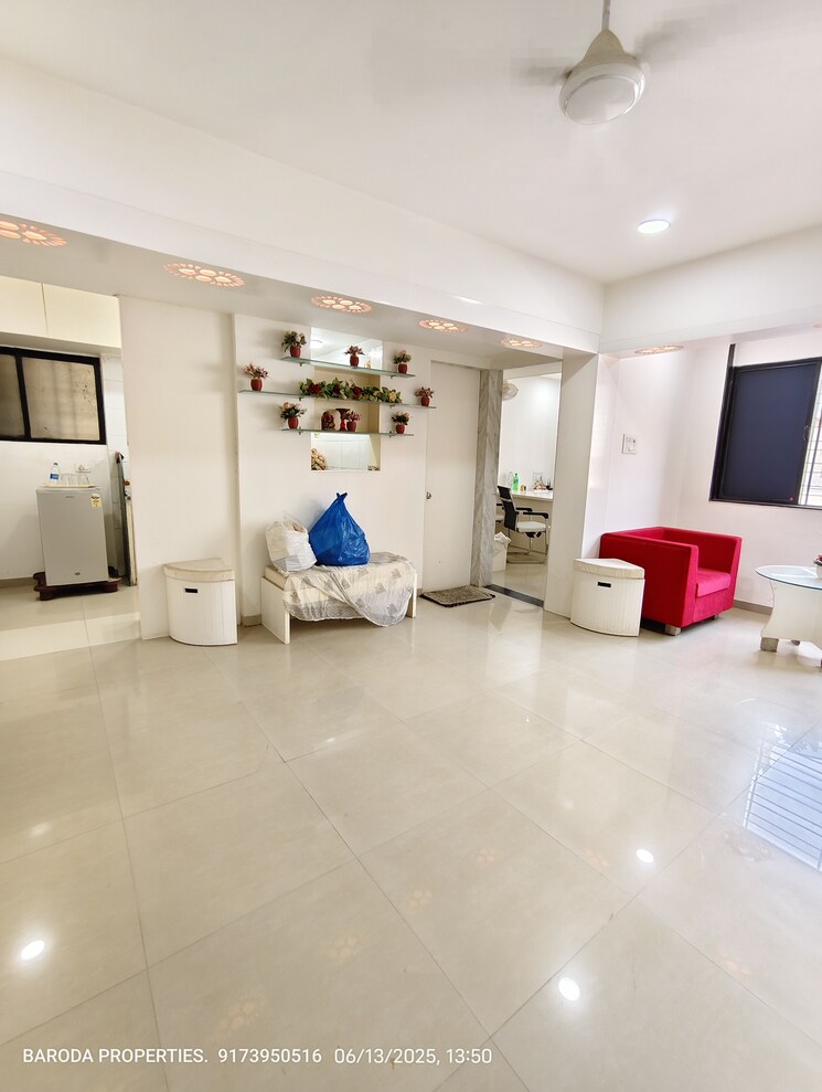  Parking, akota Commercial Office Space 550 Sq.Ft. In Akota Vadodara 8806853