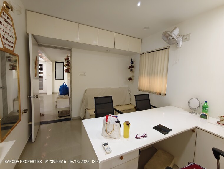 Team Area, akota Commercial Office Space 550 Sq.Ft. In Akota Vadodara 8806853