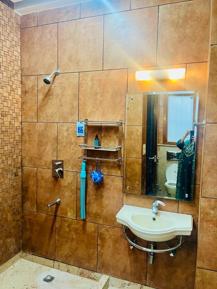 undefined, panchsheel enclave 3 Bedroom 200 Sq.Yd. Builder Floor In Panchsheel Enclave Delhi 8806891