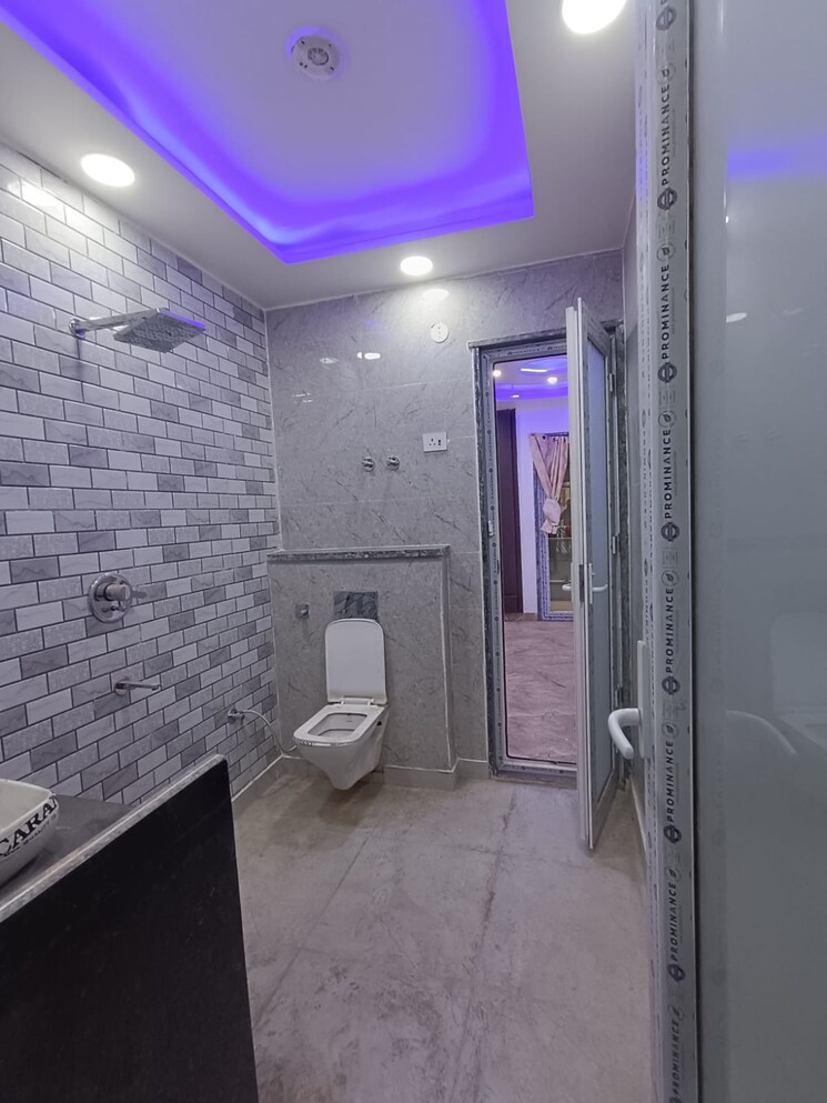 Bathroom, baba colony 4 Bedroom 1350 Sq.Ft. Builder Floor In Baba Colony Delhi 8806989