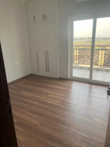 Room in 4 BHK Apartment at Central Park Flower Valley Aqua Front Towers, Sohna Sector 33 – for Rent