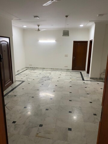 Room in 3 BHK Villa at Dlf Phase I – for Rent