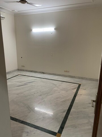 Room in 3 BHK Villa at Dlf Phase I – for Rent