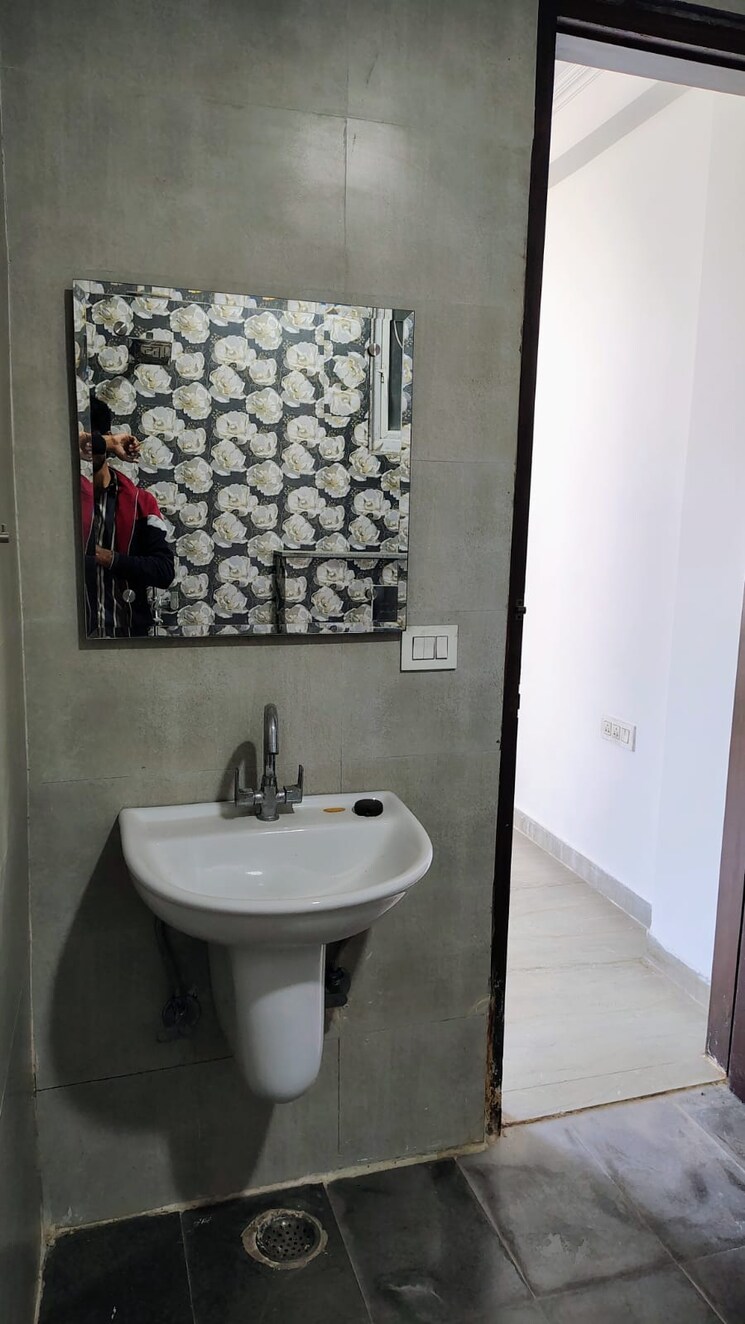 Bathroom, sector 57 3 Bedroom 1750 Sq.Ft. Builder Floor In Sector 57 Gurgaon 8807073