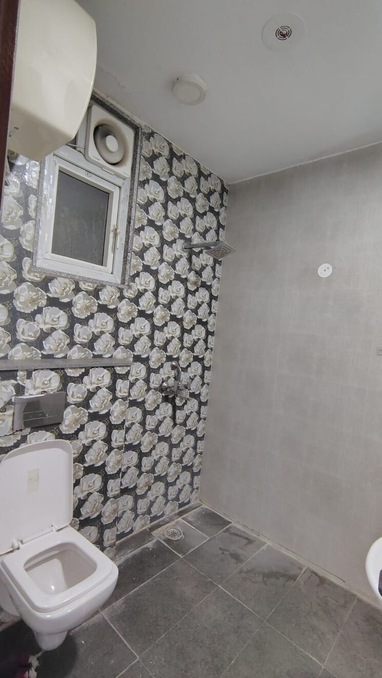 Bathroom, sector 57 3 Bedroom 1750 Sq.Ft. Builder Floor In Sector 57 Gurgaon 8807073