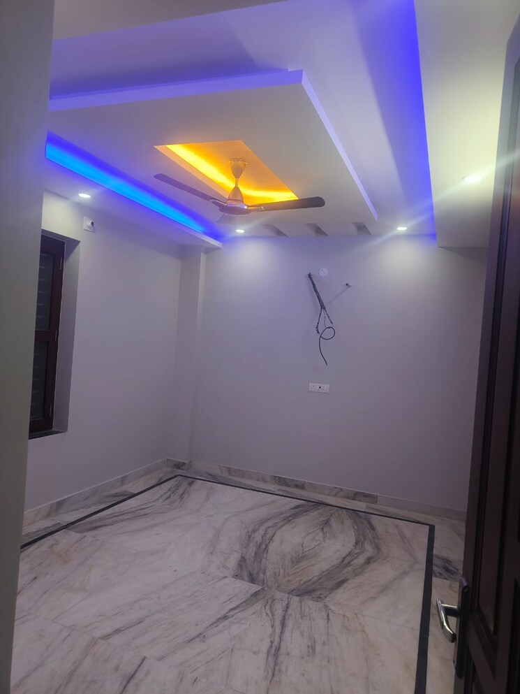 Room, sector 21d 3 Bedroom 350 Sq.Yd. Builder Floor In Sector 21d Faridabad 8807123