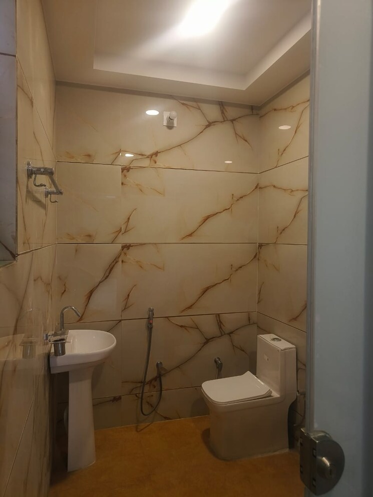Bathroom, sector 21d 3 Bedroom 350 Sq.Yd. Builder Floor In Sector 21d Faridabad 8807123