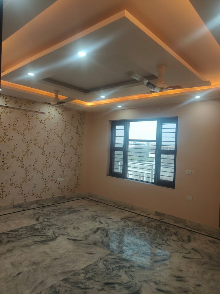 Room, sector 21d 3 Bedroom 350 Sq.Yd. Builder Floor In Sector 21d Faridabad 8807123