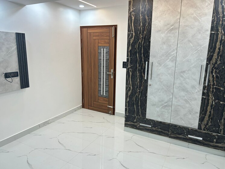 Room, punjabi bagh 3 Bedroom 220 Sq.Yd. Apartment In Punjabi Bagh Delhi 8807145