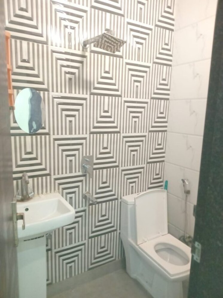 Bathroom, dwarka mor 2.5 Bedroom 540 Sq.Ft. Builder Floor In Dwarka Mor Delhi 8807197