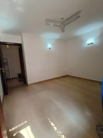 Room in 3 BHK Builder Floor at Green Park Extension – for Rent