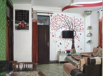 Room in 3 BHK Builder Floor at Shakti Khand Iii – for Rent