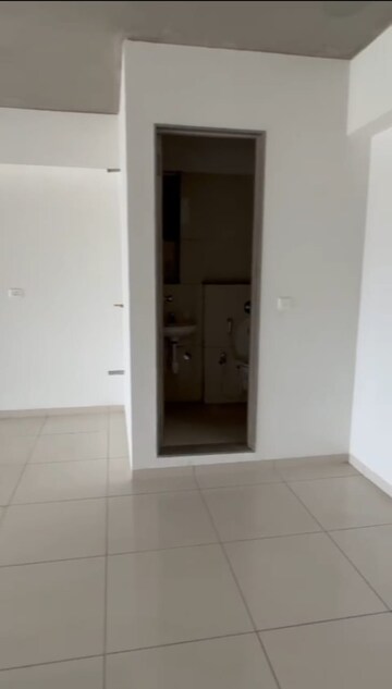 Room in  Office Space at Sun Westbank, Navrangpura – for Rent