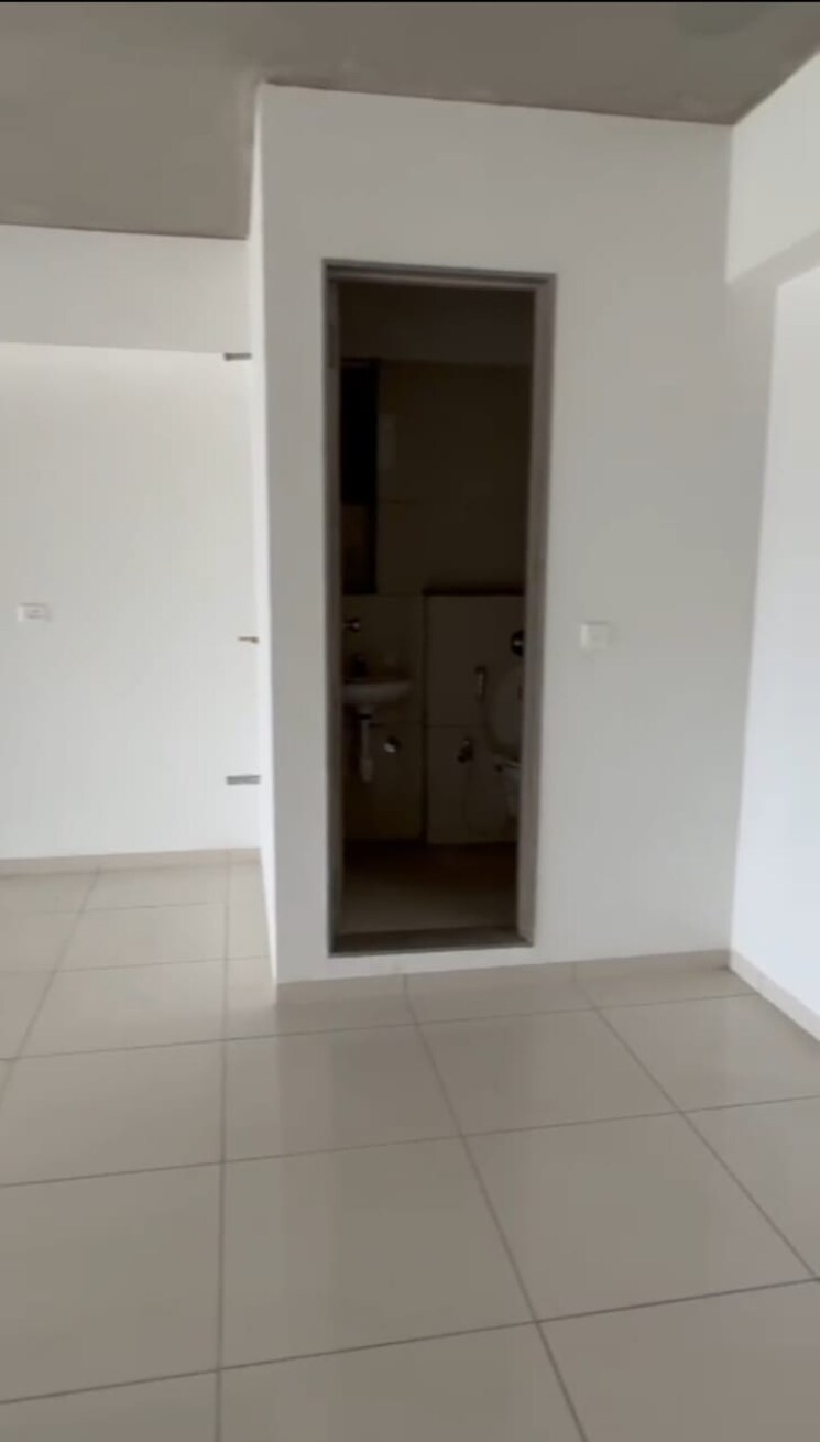 Room, sun-westbank Commercial Office Space 1150 Sq.Ft. In Navrangpura Ahmedabad 8807456