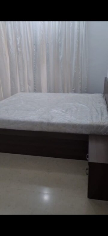 Room in 3.5 BHK Apartment at Bandra West – for Rent
