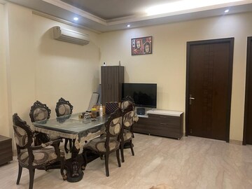 Gym in 3 BHK Builder Floor at DLF Atria, Dlf Phase ii – for Rent