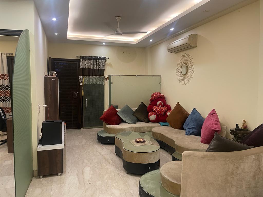 3 BHK + Pooja Room 300 Sq.Yd. Builder Floor in DLF Atria