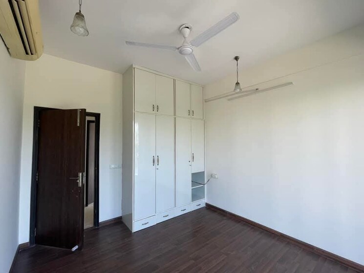 Room, bptp-amstoria-plot 4 Bedroom 3500 Sq.Ft. Builder Floor In Sector 102 Gurgaon 8807652