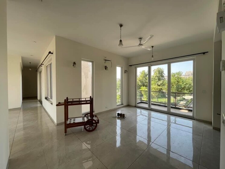 Room, bptp-amstoria-plot 4 Bedroom 3500 Sq.Ft. Builder Floor In Sector 102 Gurgaon 8807652