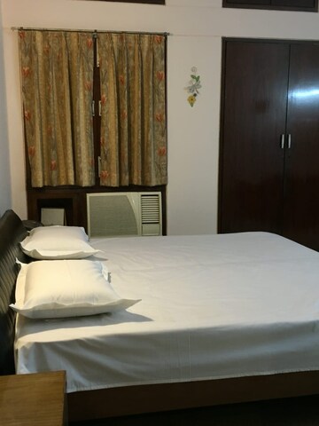 Bedroom in 3 BHK Builder Floor at Green Park – for Rent