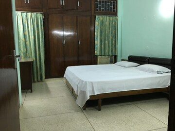 Bedroom in 3 BHK Builder Floor at Green Park – for Rent