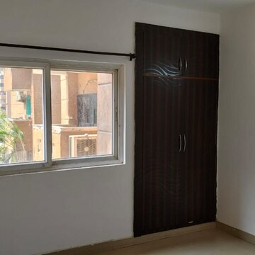 Room in 3 BHK Apartment at Supertech Cape Town, Sector 74 – for Sale