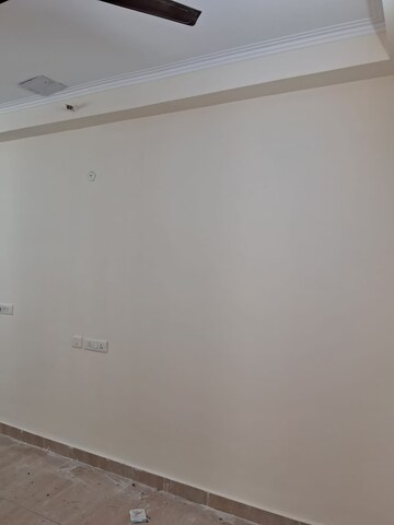 Room in 3 BHK Apartment at Gaur City 2 - 16th Avenue, Sector 16c Greater Noida – for Rent