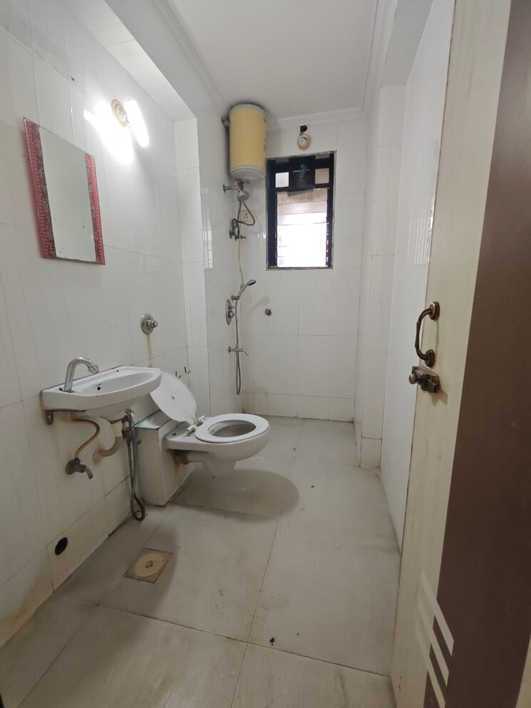 Bathroom, safal-heights 3 Bedroom 1200 Sq.Ft. Apartment In Chembur Mumbai 8807938
